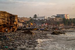 Accra;-Ghana;-Jamestown;-beach;-pirogue;-flags;-James-Fort;-colonial-heritage;-Gold-Coast;-plastic-pollution;-waste;-shoreline;-artisanal-fishing;-fishing-community;-Gulf-of-Guinea;-West-Africa;-historic-district;-documentary-photography;-environmental-photography;-Kaleidos;-Kaleidos-images;-La-parole-à-limage;-Stories-Pictures;-Tarek-Charara